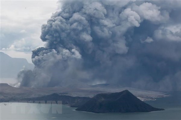 Philippines: Tro bụi núi lửa làm tê liệt ở thủ đô Manila - Anh 1