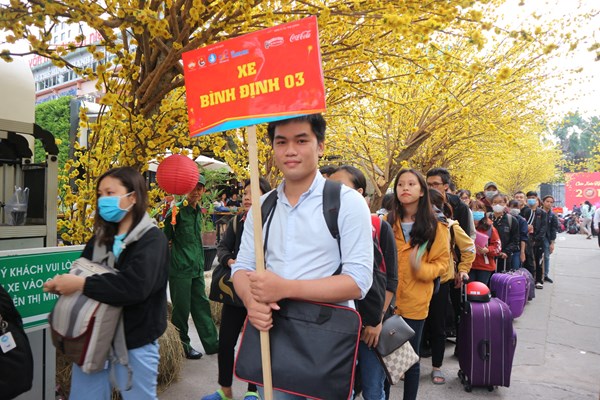 “Chuyến xe mùa xuân” đưa 2.500 sinh viên khó khăn về quê đón Tết - Anh 1