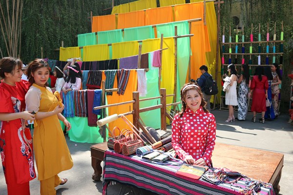 Giới trẻ thích thú với các làng nghề truyền thống tại Lễ hội Tết Việt Canh Tý 2020 - Anh 1