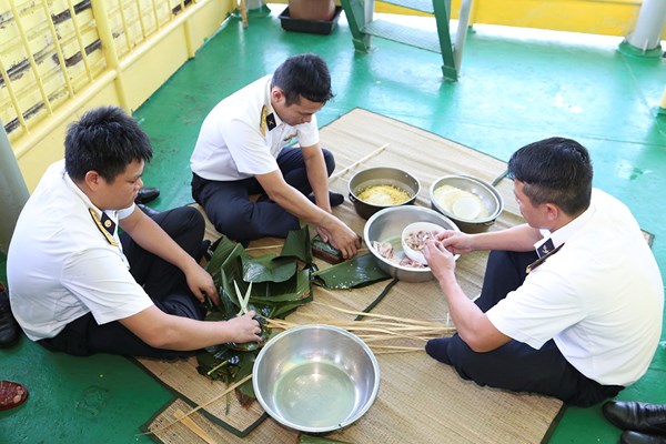 Những người canh thức mùa xuân nơi biển cả - Anh 1