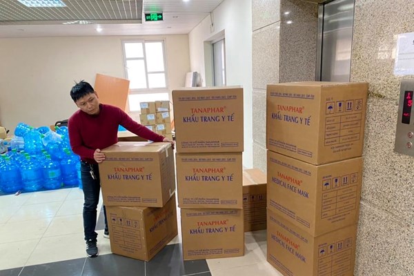 Một doanh nghiệp tặng Hà Nội 30.000 khẩu trang y tế - Anh 1