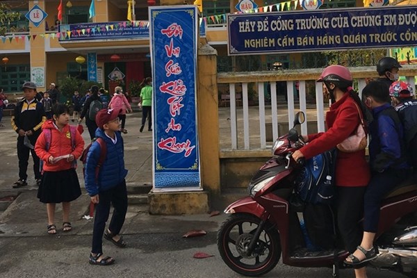 Quảng Nam: Thông báo nghỉ học đột ngột, phụ huynh nháo nhào đến trường đón con - Anh 1