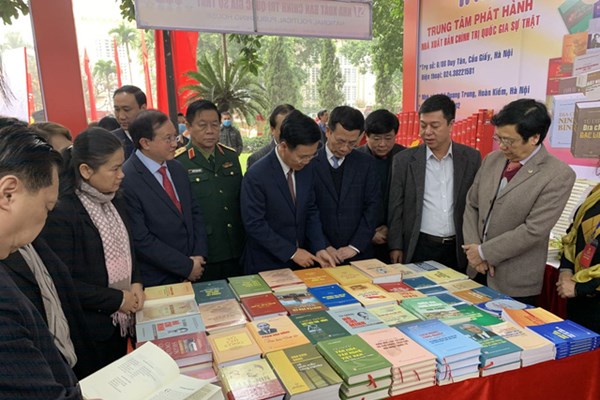 Triển lãm sách kỷ niệm 90 năm ngày thành lập Đảng Cộng sản Việt Nam - Anh 1