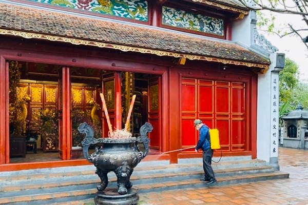 Hà Nội: Văn Miếu Quốc Tử Giám, đền Ngọc Sơn mở cửa lại sau khử trùng phòng dịch - Anh 1