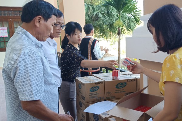 Đà Nẵng: Phát tặng 5.000 bánh xà phòng Lifebuoy cho người dân - Anh 1