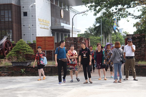 Đà Nẵng: Yêu cầu tạm dừng hoạt động đưa đón khách du lịch từ vùng có dịch - Anh 1