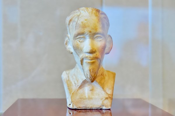 Tiếp nhận bức tượng bán thân Chủ tịch Hồ Chí Minh ở Côn Đảo: Bảo tàng sẽ phát huy tốt nhất giá trị vô giá của hiện vật - Anh 1