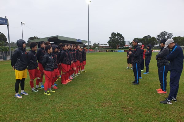 Đội tuyển nữ Việt Nam ra sân tập ngay sau khi đến Australia - Anh 2