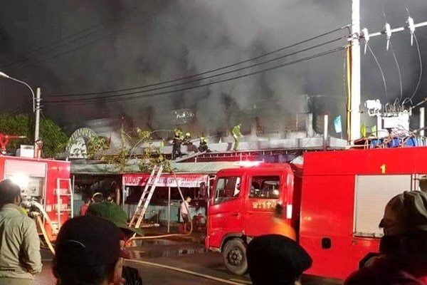 Quảng Nam: Cháy chợ trong đêm, 96 ki ốt bị thiêu rụi - Anh 1