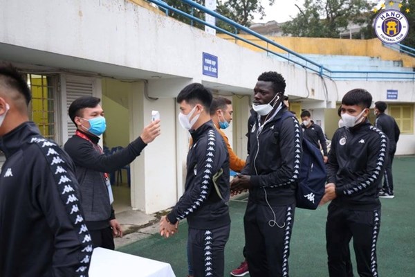 Các cầu thủ được kiểm tra thân nhiệt trước trận Hà Nội - Nam Định - Anh 2