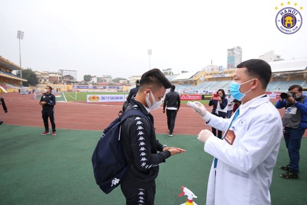 Các cầu thủ được kiểm tra thân nhiệt trước trận Hà Nội - Nam Định - Anh 1