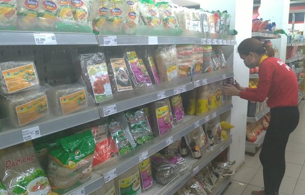 Hà Nội: Hàng hóa, mỳ tôm lại đầy siêu thị - Anh 2