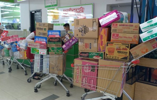 Hà Nội: Hàng hóa, mỳ tôm lại đầy siêu thị - Anh 6