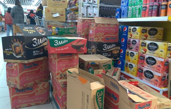 Hà Nội: Hàng hóa, mỳ tôm lại đầy siêu thị - Anh 1