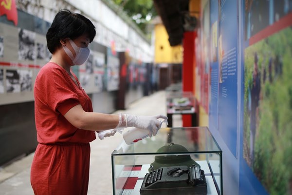 Nhiều di tích ở Hà Nội tạm dừng đón khách, phun khử khuẩn chống Covid-19 - Anh 2