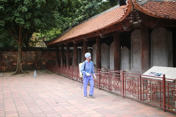 Nhiều di tích ở Hà Nội tạm dừng đón khách, phun khử khuẩn chống Covid-19 - Anh 6