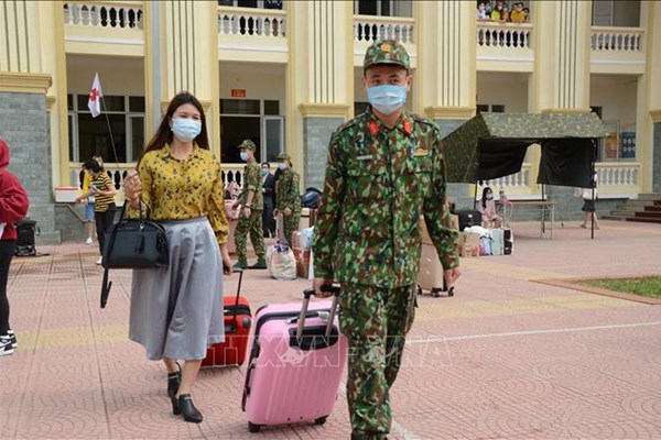 98 người hoàn thành cách ly tại Hà Nội trở về nhà: “Chúng tôi cảm ơn Đảng, Nhà nước và lực lượng quân đội...” - Anh 1