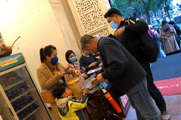 Nhiều đơn vị nghệ thuật ở Hà Nội tạm dừng biểu diễn để phun khử khuẩn - Anh 1