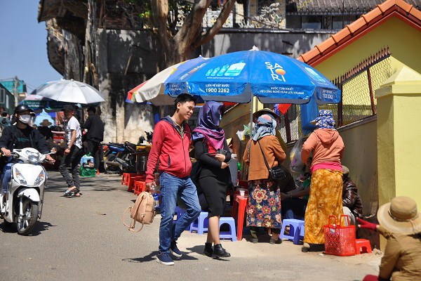 Bát nháo hàng rong trước cổng chùa Linh Phước - Anh 2