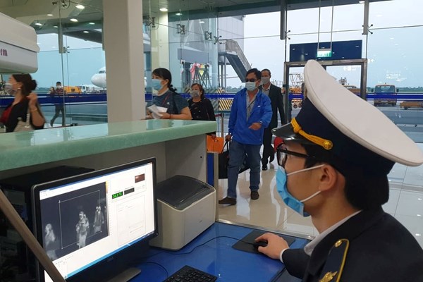 Hải Phòng: Tăng cường kiểm tra, giám sát y tế tại Cảng hàng không quốc tế Cát Bi - Anh 1