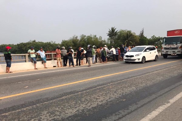 Quảng Nam: Bỏ xe trên cầu đi nhậu, cả làng nháo nhào tìm từ dưới sông tới trên mạng xã hội - Anh 1