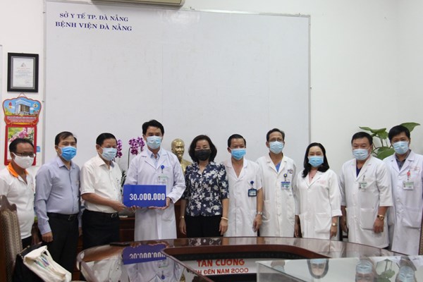 Đà Nẵng: Trao gần 170 triệu đồng cho đội ngũ nhân viên y tế chống dịch - Anh 1