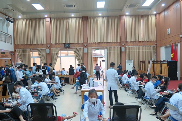 BHXH Việt Nam tham gia chương trình “Hiến máu an toàn - đừng ngại Covid” - Anh 2