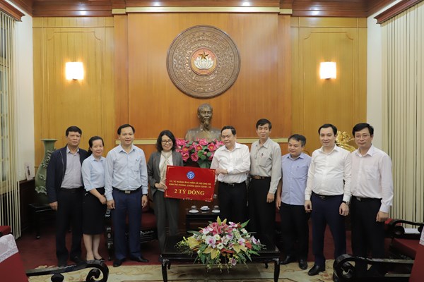 BHXH Việt Nam trao 2 tỉ đồng ủng hộ phòng, chống dịch Covid-19 - Anh 1