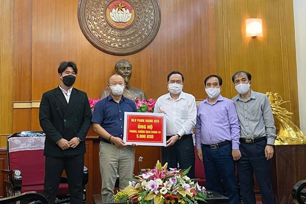 HLV Park Hang-seo trao 5.000 USD ủng hộ “Quỹ phòng chống dịch Covid-19” - Anh 1
