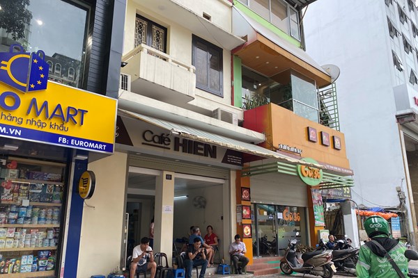 Hà Nội: Nhiều cửa hàng vẫn kinh doanh sau yêu cầu đóng cửa - Anh 1