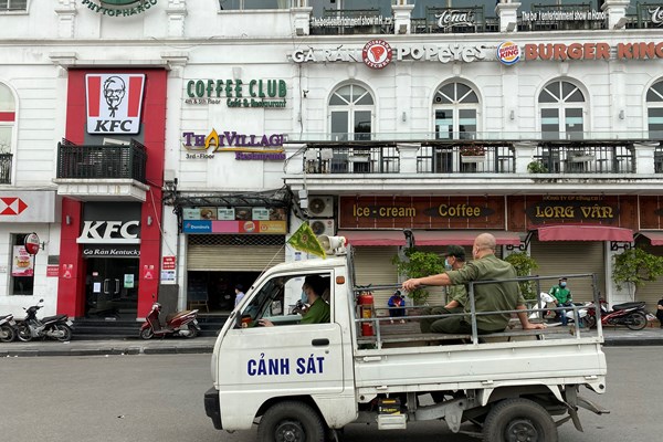 Hà Nội: Nhiều cửa hàng vẫn kinh doanh sau yêu cầu đóng cửa - Anh 10