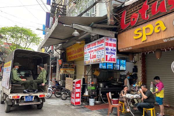 Hà Nội: Nhiều cửa hàng vẫn kinh doanh sau yêu cầu đóng cửa - Anh 12