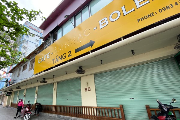 Hà Nội: Nhiều cửa hàng vẫn kinh doanh sau yêu cầu đóng cửa - Anh 13