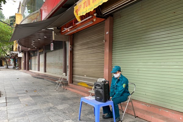 Hà Nội: Nhiều cửa hàng vẫn kinh doanh sau yêu cầu đóng cửa - Anh 16