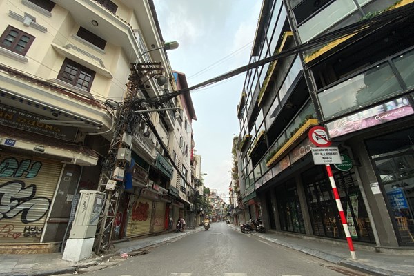Hà Nội: Nhiều cửa hàng vẫn kinh doanh sau yêu cầu đóng cửa - Anh 21