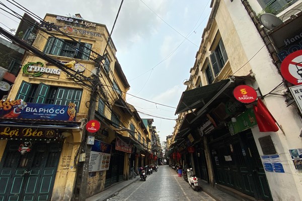 Hà Nội: Nhiều cửa hàng vẫn kinh doanh sau yêu cầu đóng cửa - Anh 22
