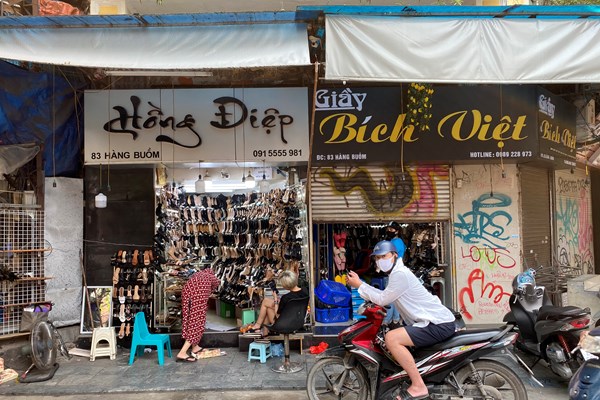 Hà Nội: Nhiều cửa hàng vẫn kinh doanh sau yêu cầu đóng cửa - Anh 9
