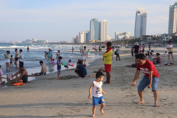 Đà Nẵng: Tạm dừng các hoạt động tại bãi biển công cộng - Anh 1