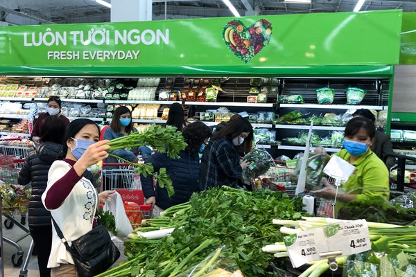 Sau Chỉ thị cách ly xã hội: Người Thủ đô đi mua thêm thực phẩm, siêu thị cam kết đủ hàng - Anh 4
