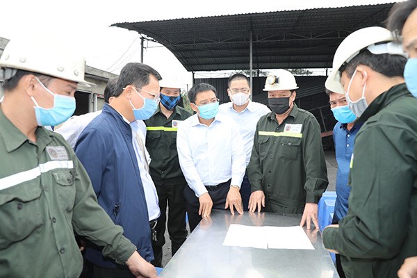 Quảng Ninh: Cứu hộ 6 công nhân bị mắc kẹt do tụt vì chống lò - Anh 1