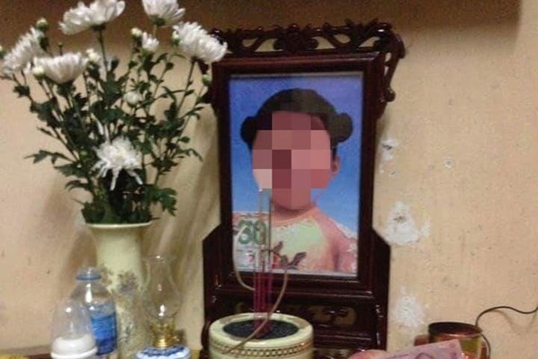 Bé gái tử vong nghi bị bạo hành ở Hà Nội: Bắt khẩn cấp mẹ và cha dượng - Anh 1