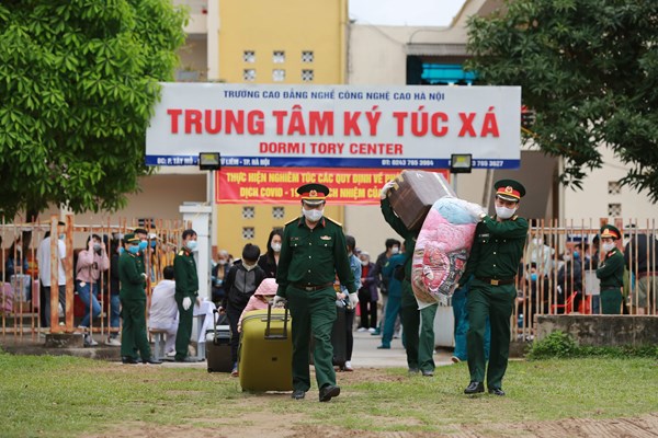 Hà Nội: Xúc động những lời cảm ơn cán bộ, chiến sĩ của công dân khi rời khu cách ly tập trung - Anh 7