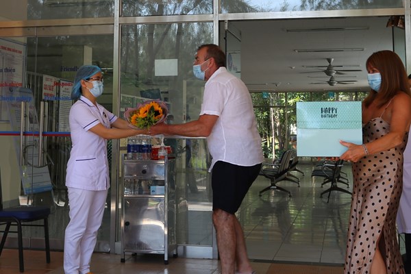 Bệnh nhân Covid-19 đầu tiên điều trị ở Quảng Nam được xuất viện - Anh 1