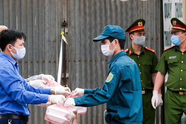 Lập 10 chốt kiểm soát cách ly thôn Hạ Lôi gần 11.000 nhân khẩu vì liên quan bệnh nhân số 243 nhiễm SARS-CoV-2 - Anh 12