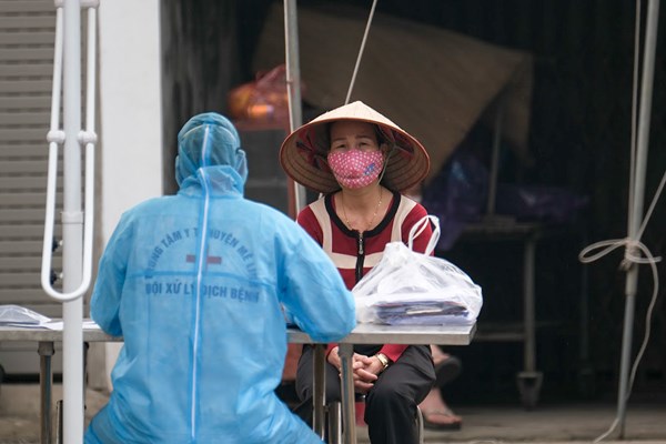 Lập 10 chốt kiểm soát cách ly thôn Hạ Lôi gần 11.000 nhân khẩu vì liên quan bệnh nhân số 243 nhiễm SARS-CoV-2 - Anh 4