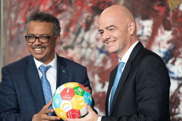 FIFA gửi thông điệp đoàn kết vượt qua dịch bệnh tới các Liên đoàn thành viên - Anh 1