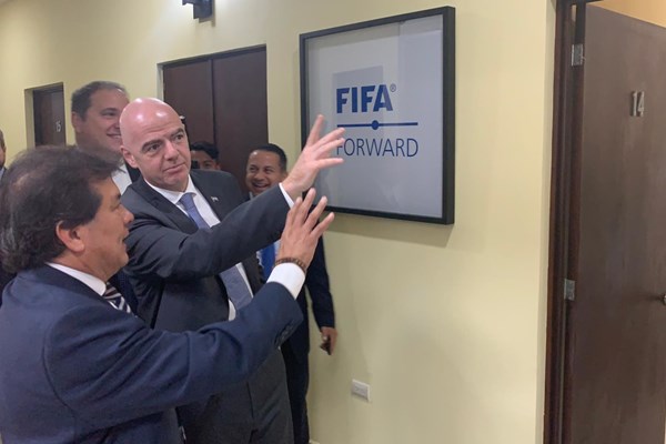 FIFA gửi thông điệp đoàn kết vượt qua dịch bệnh tới các Liên đoàn thành viên - Anh 2