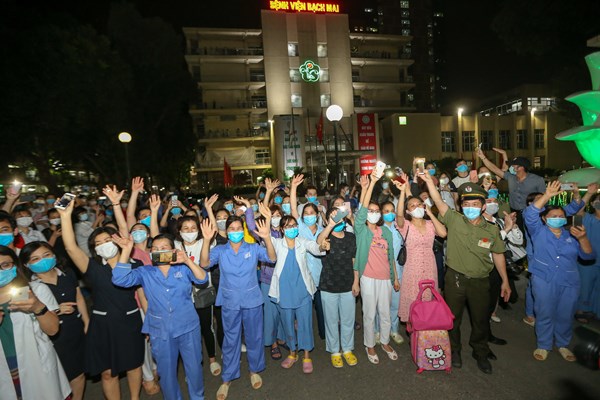 Gỡ phong toả Bệnh viện Bạch Mai, niềm vui đầu chờ tin chiến thắng dịch Covid-19 - Anh 10