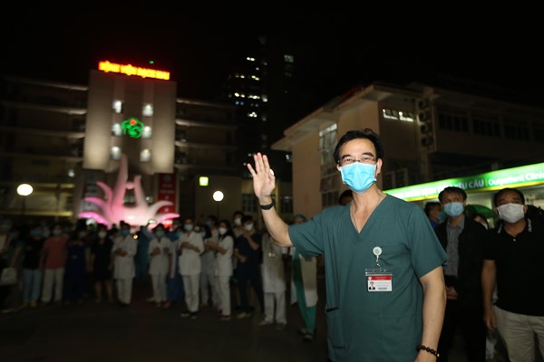 Gỡ phong toả Bệnh viện Bạch Mai, niềm vui đầu chờ tin chiến thắng dịch Covid-19 - Anh 11