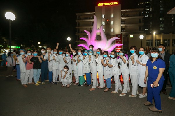 Gỡ phong toả Bệnh viện Bạch Mai, niềm vui đầu chờ tin chiến thắng dịch Covid-19 - Anh 16